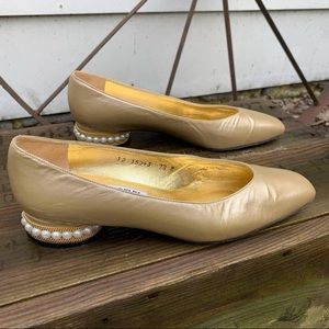 Vintage 90s Timothy Hitsman gold tone pumps
